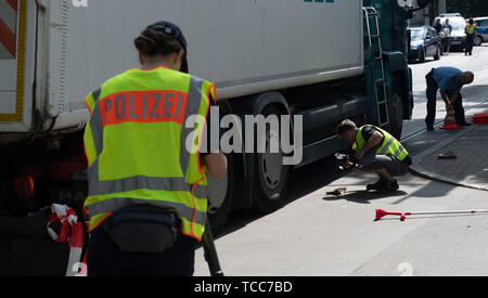 Berlino, Germania. 07Th Giugno, 2019. In Ehrlichstraße, un pedone è stato colpito da un camion e morì alla scena dell'incidente. Poliziotti stanno lavorando sulla ricostruzione di incidente. Credito: Paolo Zinken/dpa/Alamy Live News Foto Stock