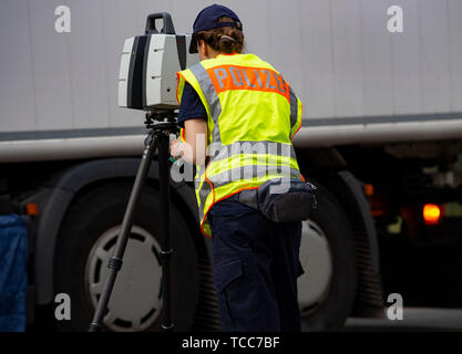 Berlino, Germania. 07Th Giugno, 2019. In Ehrlichstraße, un pedone è stato colpito da un camion e morì alla scena dell'incidente. Poliziotti stanno lavorando sulla ricostruzione di incidente. Credito: Paolo Zinken/dpa/Alamy Live News Foto Stock