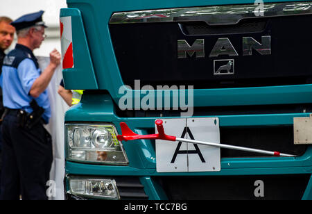 Berlino, Germania. 07Th Giugno, 2019. Un aiuto a piedi è bloccato nella griglia del motore del carrello dopo un incidente. In Ehrlichstraße, un pedone è stato colpito da un camion e morì alla scena dell'incidente. Credito: Paolo Zinken/dpa/Alamy Live News Foto Stock