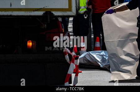 Berlino, Germania. 07Th Giugno, 2019. Un pedone è stato colpito da un camion in Ehrlichstraße e morì alla scena dell'incidente. La polizia di proteggere il recupero del corpo con schermi per la privacy. Credito: Paolo Zinken/dpa/Alamy Live News Foto Stock