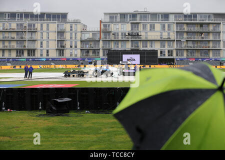 Bristol, Regno Unito. 07Th Giugno, 2019. 7 giugno 2019, il Bristol County Ground, Bristol, Inghilterra; ICC di Coppa del Mondo di cricket, Pakistan versus Sri Lanka; coperchi del passo come heavy rain falls Credit: Azione Plus immagini di sport/Alamy Live News Foto Stock