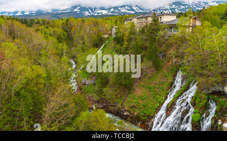 Shirahige-no-Taki Cascate e il fiume Tokachi in Biei,, Giappone Foto Stock