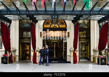 La sicurezza e la cooperazione di polizia al di fuori del Grand Hotel Wien (Grand Hotel Vienna) a Vienna in data 04/11/2018.Picture da Julie Edwards Foto Stock