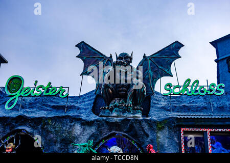 Un demone su un fairground ride nel parco del Prater di Vienna del 04/11/2018.Picture da Julie Edwards Foto Stock