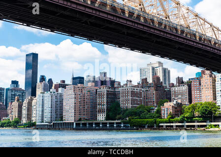 Basso angolo di vista di Ed Koch Queensboro Bridge, noto anche come 59th Street Bridge, visto da Roosevelt Island con la skyline di Manhattan a New Yo Foto Stock