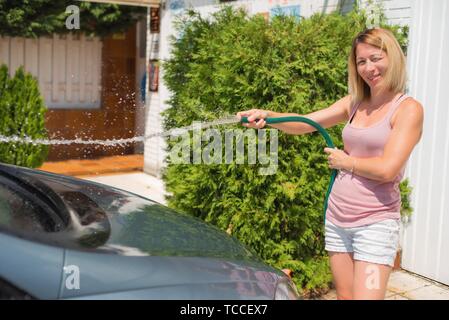 Chiudere fino a mano auto pulizia cruscotto Foto stock - Alamy