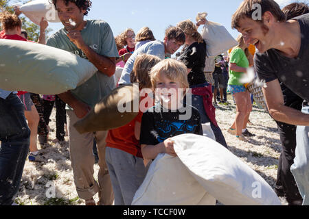 Kid godendo cuscino lotta nel parco. Foto Stock