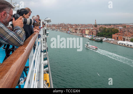 Venezia, Italia - 27 ottobre 2018: pala superiore della nave da crociera con i passeggeri osservando la città e scattare foto Foto Stock