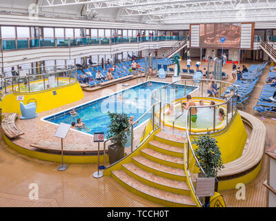 Atene Grecia - 26 ottobre 2018: la nave di crociera passeggeri rilassarsi e divertirsi in piscina sul ponte superiore Foto Stock