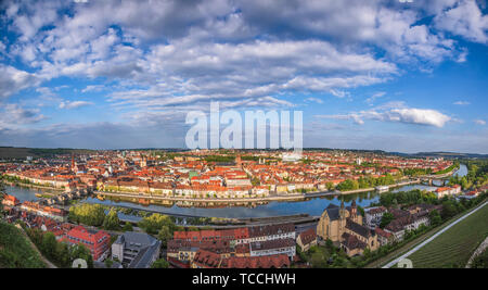 Panoramica vista aerea di Wurzburg, Franconia, Baviera settentrionale, Germania, dalla Fortezza di Marienberg con alte Mainbrücke (vecchio ponte principale) su Main Riv Foto Stock