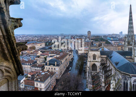 La cattedrale di Saint Andre e la torre di Pey Berland a Bordeaux, Francia. Foto Stock