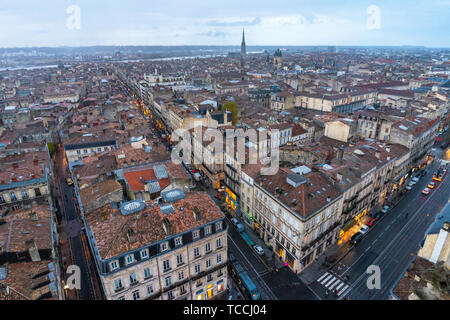 La cattedrale di Saint Andre e la torre di Pey Berland a Bordeaux, Francia. Foto Stock