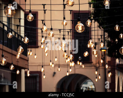 Immagine di splendida retrò lusso lampade a luce incandescente decor in città Foto Stock