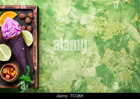 Colorato coni gelato di sapori diversi Foto Stock