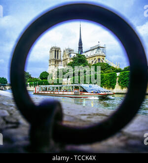 La cattedrale di Notre Dame di Parigi prima che il fuoco del 15 aprile 2019, anello di ormeggio, bateau mouche crociera sul fiume Senna in barca, Parigi, Francia, Europa Foto Stock