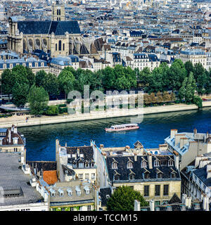 Panoramica della città dalla cattedrale di Notre Dame de Paris cathedral, Senna escursioni barca, St Gervais e St Protais chiesa, Parigi, Francia, Europa Foto Stock