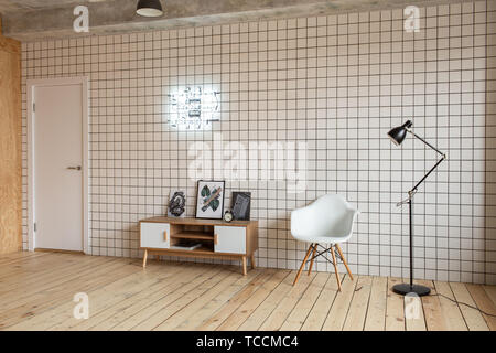 Nizhniy Novgorod, Russia - Aprile 5, 2019: Photo Studio 2.8. Scandinavian-style room con piastrelle sulla parete. Foto Stock