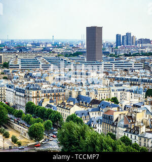 Panoramica della città dalla cattedrale di Notre Dame de Paris cathedral, Zamansky tower, aka Tour de Jussieu nella distanza, sulla riva sinistra di Parigi, Francia, Europa Foto Stock