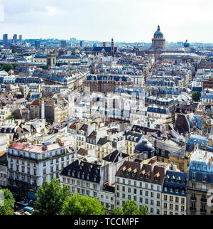 Panoramica della città dalla cattedrale di Notre Dame de Paris cathedral, Left Bank, tetti, Panthéon cupola in distanza, Parigi, Francia, Europa Foto Stock