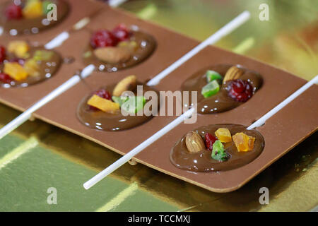 Cioccolato artigianale di caramelle fatte dal cioccolato al latte riempito con dadi e frutta secca Foto Stock