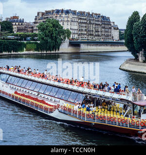 Bateau Mouche, visite turistiche crociera sul fiume Senna in barca, turisti, Pont St Louis bridge in distanza, Parigi, Francia, Europa Foto Stock