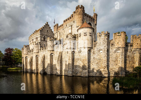 Mura fortificate e torri di Gravensteen medievale castello con fossato in primo piano, Gand Fiandre Orientali, Belgio Foto Stock