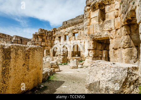 Antiche mura in rovina della Corte Hexagonale, Beqaa Valley, Baalbek, Libano Foto Stock