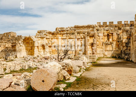 Antiche pareti in rovina di Grand Court del tempio di Giove, Beqaa Valley, Baalbeck, Libano Foto Stock
