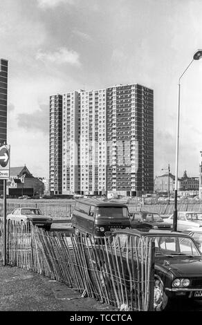 Corte di Norfolk nel Lauriston Gorbals area di Glasgow è stato completato nel 1973 come parte del nuovo sviluppo nel Gorbals completa Area di sviluppo. La loro intenzione era di demolire la baraccopoli tenements e sostituirli con moderne ad alta densità di insediamenti abitativi composta di alta e bassa crescita appartamenti. Norfolk corte fu demolita a sua volta il 8 maggio 2016 per consentire la riqualificazione dell'area. Immagine è eseguire la scansione di originali b&w negativa adottata nel marzo 1977. Foto Stock
