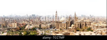 Panorama del Cairo, vista su Mosque-Madrassa del sultano Hassan Foto Stock