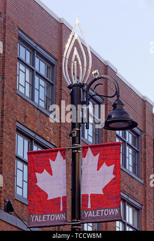 Banner appesi da una lampada posta in Yaletown, Vancouver, British Columbia, Canada Foto Stock