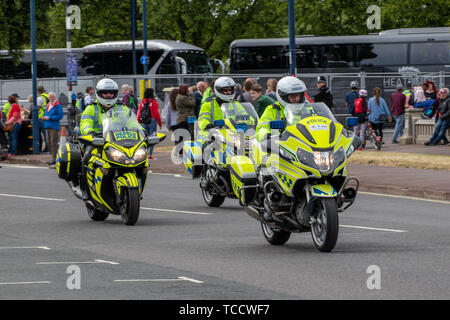 British moto outriders polizia nella parte anteriore di una per il giro della Papamobile Foto Stock