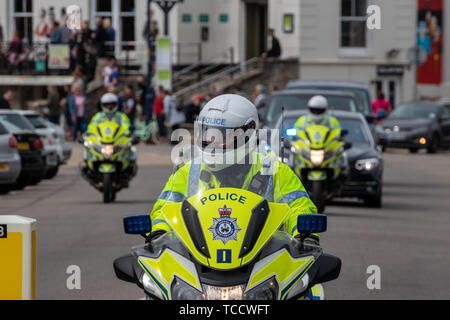 British moto outriders polizia nella parte anteriore di una per il giro della Papamobile Foto Stock