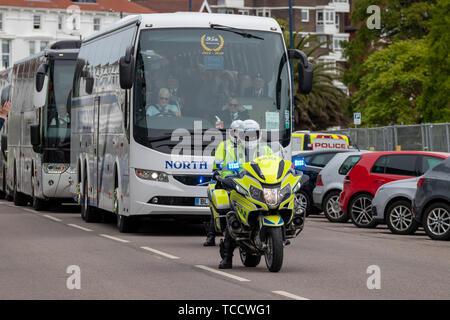 British moto outriders polizia nella parte anteriore di una per il giro della Papamobile Foto Stock