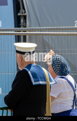 Persone vestite di vintage guerra mondiale due uniformi militari durante il D-day 75 commemorazioni in Portsmouth, persone riprese con costume Foto Stock