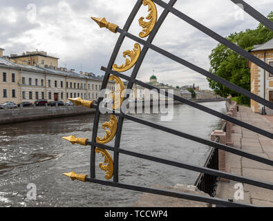 Recinzione dorato del giardino estivo presso il fiume Fontanka, San Pietroburgo, Russia Foto Stock