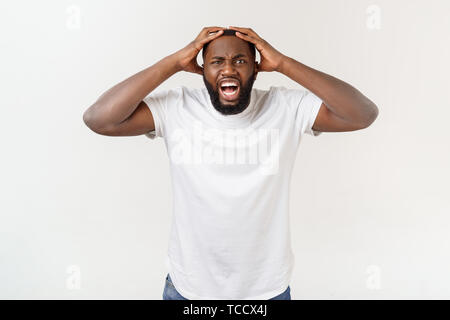 Ritratto di giovane scioccato African American uomo bianco che indossa fustellato T-shirt guardando la telecamera a sorpresa, stordito con un po' di storia incredibile. Foto Stock