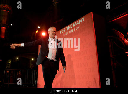 Leader del partito laburista Jeremy Corbyn, in un rally su la scorsa notte delle elezioni generali di giugno 8th. Londra, UK.6 Giugno 2017 Foto Stock