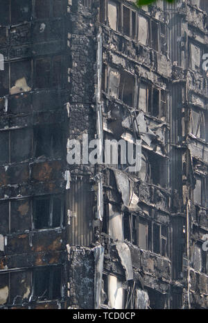 Vista di covare i resti della torre Grenfell nel West London, Regno Unito Foto Stock