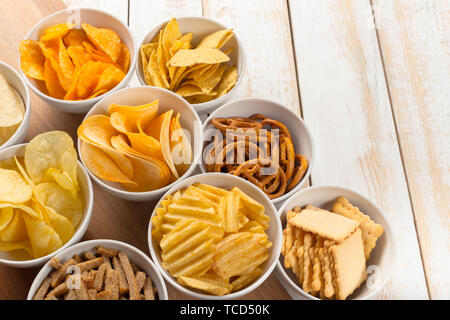 Salatini in ciotole sul tavolo di legno dal di sopra Foto Stock