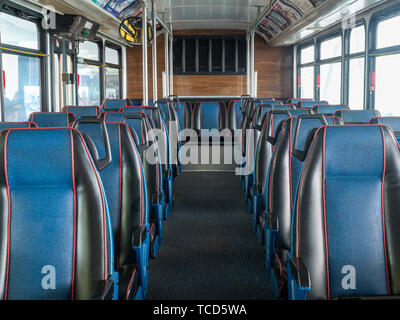 Righe di più pelle blu posti vuoti sul bus dei " commuters " Foto Stock