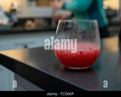 Close up di un pompelmo margarita nel mezzo di consumo su una cucina domestica del piano del banco Foto Stock