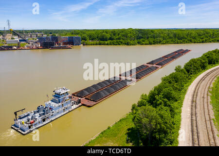 Louisville, Kentucky - Il towboat Diane B Siegel spinge chiatte caricata con carbone sul fiume Ohio. Foto Stock