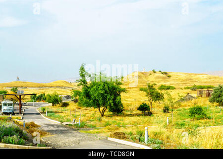 Gesher, Israele - 04 Giugno 2019: la valle del Giordano e il vecchio sito di Gesher, vicino al confine tra Israele e Giordania Foto Stock