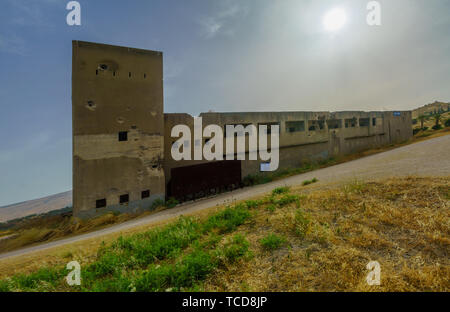 Gesher, Israele - 04 Giugno 2019: la storica Gesher stazione di polizia edificio, dal British era, e il sito di battaglia è la guerra di indipendenza del 1948. N. Foto Stock