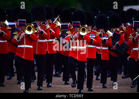 Membri della ammassato bande della divisione domestico marzo durante la battitura annuale cerimonia di ritiro, che offre più di 750 soldati, sulla sfilata delle Guardie a Cavallo, Londra. Foto Stock