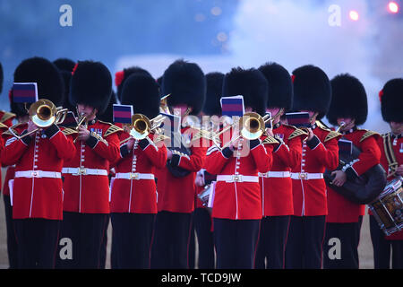 Membri della ammassato bande della divisione domestico marzo durante la battitura annuale cerimonia di ritiro, che offre più di 750 soldati, sulla sfilata delle Guardie a Cavallo, Londra. Foto Stock