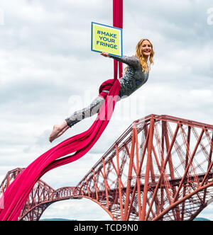 Antenna artista Blaise Donald lancia Edinburgh Festival Fringe programma & Fringe hashtag #MakeYourFringe a iconico Ponte di Forth Rail, Scotland, Regno Unito Foto Stock