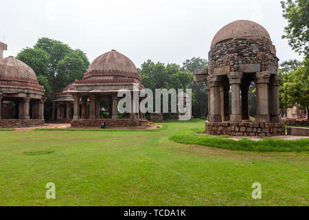 Tre padiglioni all'interno del recinto della tomba con una piccola Chhatri in primo piano, Hauz Khas complessa, a Sud di Delhi, India Foto Stock