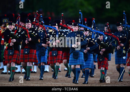 Membri della ammassato bande della divisione domestico marzo durante la battitura annuale cerimonia di ritiro, che offre più di 750 soldati, sulla sfilata delle Guardie a Cavallo, Londra. Foto Stock